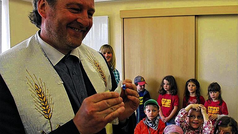 Kindergarteneinweihung: Pfarrer Paul Kowol segnete die Räume des Kindergartens St. Andreas.