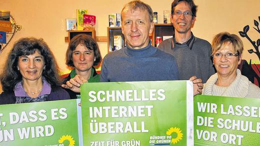 Neue Wahlmöglichkeit für den Stadtrat: Erstmals stellten „Bündnis 90/ Die Grünen“ im Beisein von Birgit Zirkelbach und Joachim Schneider (hinten) eine Liste für die Stadtratswahl in Bad Königshofen auf. Die drei Spitzenkandidaten sind Ingrid Gmeiner (von links), Alfred Werner und Ute Rossbach. Neue Wahlmöglichkeit für den Stadtrat: Erstmals stellten „Bündnis 90/ Die Grünen“ im Beisein von Birgit Zirkelbach und Joachim Schneider (hinten) eine Liste für die Stadtratswahl in Bad Königshofen auf. Die drei Spitzenkandidaten sind Ingrid Gmeiner (von links), Alfred Werner und Ute Rossbach.