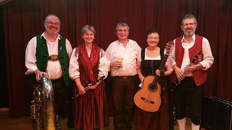 Ein Fränkischer Heimatabend mit „Musik, Gesang und humorvolle Geschichten' mit Robert Ammersbach, Alfons Schlereth und der Gruppe „Querbeet“ findet in Gemünden statt.