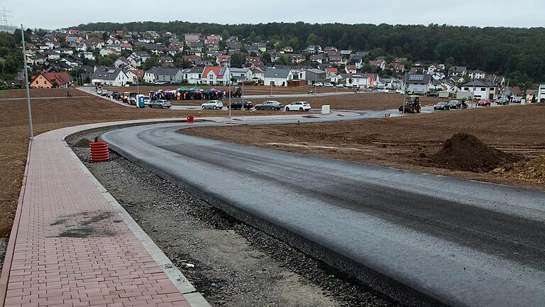 Nur noch Teilstücke von Pflasterflächen und Parkstreifen sind fertig zu stellen im zweiten Erschließungsabschnitt des Baugebiets, bis die endgültige Vollendung vermeldet werden kann.