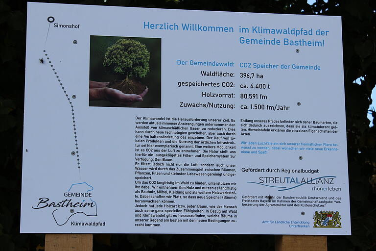 Die Gemeinde Bastheim hat mit Hilfe des Regionalbudgets der Streutalallianz einen Waldklimapfad entlang des Elstalradweges zwischen Bastheim und Simonshof angelegt.