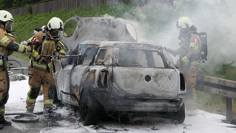 Der Mini- Cooper einer englischen Urlauberfamilie wurde Ende Juli auf der A70 ein Raub der Flammen.