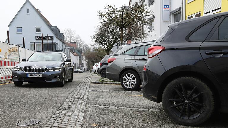 Der Parkraum in der Altstadt ist begrenzt. Wünsche nach Sonderparkzonen nur für Anwohnerinnen und Anwohnern oder einem Parkausweis pro Haushalt hat der Stadtrat allerdings eine Absage erteilt. Die bestehenden Regelungen aus dem Jahr 2017 bleiben bestehen.