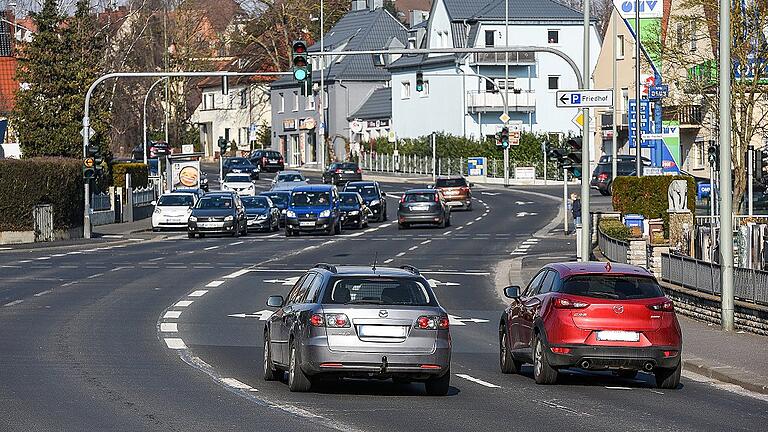 Nur zwei statt wie bisher vier oder mehr Spuren soll die Versbacher Straße künftig haben, heißt es in einem Antrag an Oberbürgermeister Christian Schuchardt. Vorerst aber nur provisorisch, um zu sehen, welche Auswirkungen auf den Verkehr das hat.