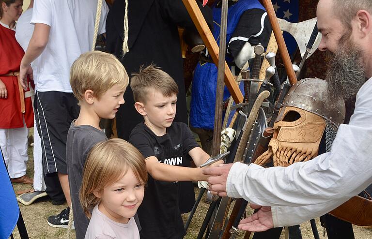 Die Kinder bestaunten Schwerter und durften sie auch in die Hand nehmen. Foto: Zoe Bauer Die Kinder bestaunten Schwerter und durften sie auch in die Hand nehmen. Foto: Zoe Bauer