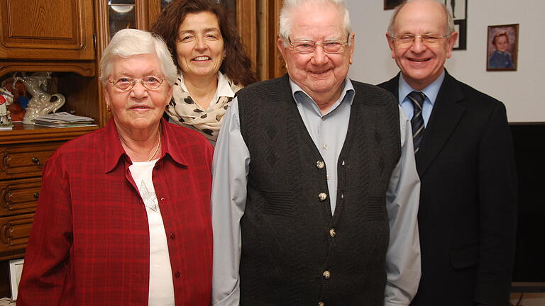 Sara und Georg Tartler, hinten stellvertretende Landrätin Christine Haupt-Kreutzer und Bürgermeister Burkard Losert