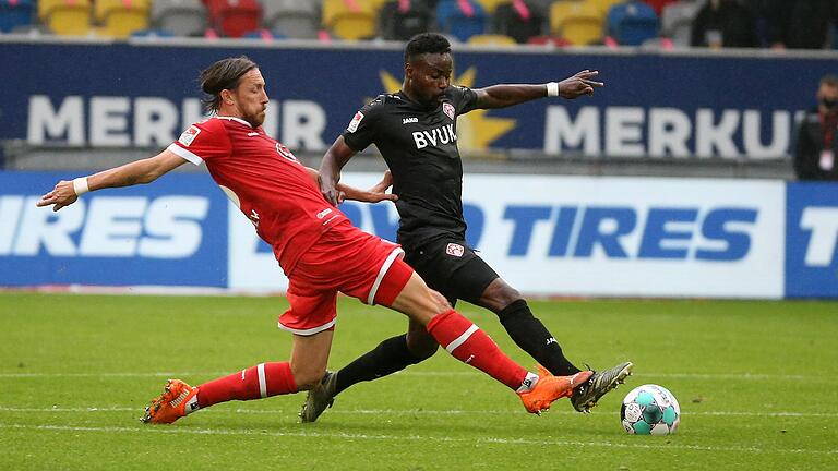 Im Gleichschritt: Kickers-Akteur Nzuzi Toko (rechts) und Fortuna-Kapitän Adam Bodzek streiten um den Ball.