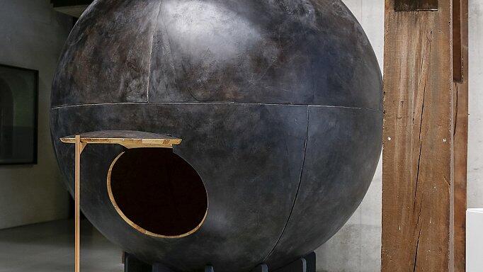 Himmelsweltkugel: In der Arbeit „0 (Star Sphere)“ kann der Besucher den Sternenhimmel der südlichen wie der nördlichen Halbkugel gleichzeitig betrachten. Himmelsweltkugel: In der Arbeit „0 (Star Sphere)“ kann der Besucher den Sternenhimmel der südlichen wie der nördlichen Halbkugel gleichzeitig betrachten.