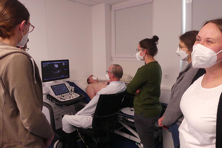 Einblicke ins Landarztleben: In Gerolzhofen ging es nicht nur um den Umgang mit dem Ultraschallgerät, sondern auch um Image-Werbung für die Hausarztpraxis im Grünen. Einblicke ins Landarztleben: In Gerolzhofen ging es nicht nur um den Umgang mit dem Ultraschallgerät, sondern auch um Image-Werbung für die Hausarztpraxis im Grünen.