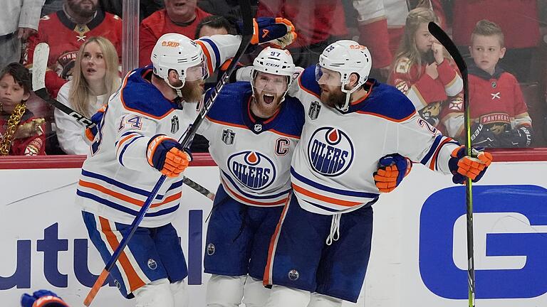 Florida Panthers - Edmonton Oilers       -  Spieler des Spiels war Connor McDavid (M.), der an vier Toren der Oilers direkt beteiligt war.