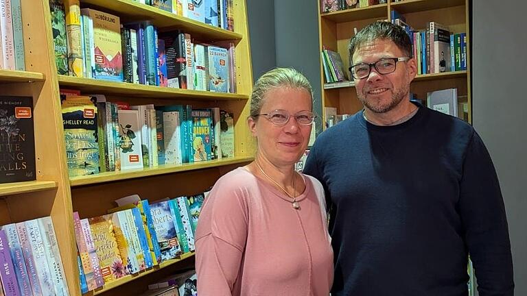 Sie wollen die Leseinsel in die Zukunft führen: Patricia Bauer und Michael Purgiel übernehmen ab Januar den Eberner Buchladen.