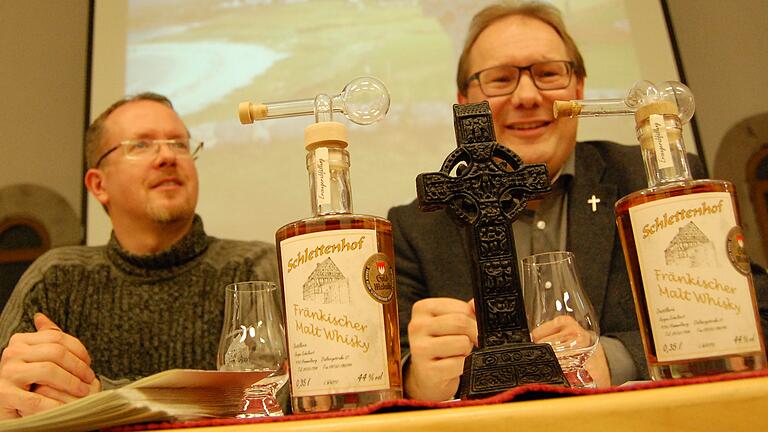 Pfarrer Thomas Eschenbacher (rechts) stieß mit seinen ersten Whisky-Exerzitien auf ein breites Interesse. Unterstützt wurde er von Nico Grundhöfer.&nbsp;