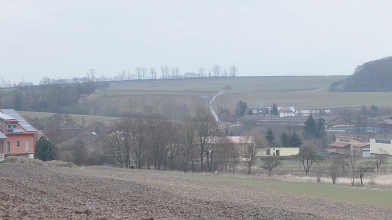 Prosselsheim im Winter: Über dieses Gelände führt die künftige Umgehungsstraße.