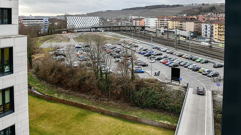 Blick auf das Areal zwischen Bahngleisen, Grombühlbrücke und Pleichachufer, wo die neue Multifunktionsarena enstehen soll.&nbsp;