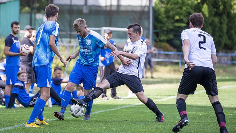 Zweikampf an der Seitenlinie: (von links) Peter Rüßmann, Aaron Christner (beide ETSV Würzburg) sowie Marcel Frank und  Benedikt Langhirt vom TSV Karlburg.