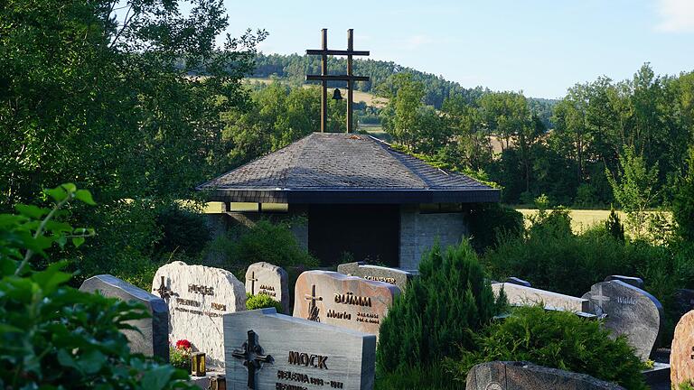 Der Glockenstuhl auf der Leichenhalle im Friedhof Wechterswinkel ist marode. Er soll abgebaut und gegen einen neuen aus Metall ersetzt werden.