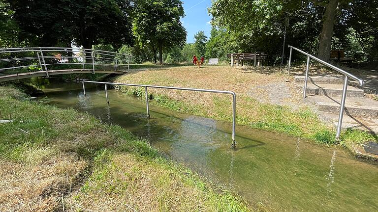 Dieser kleine Bachlauf wird von der Tauber abgeführt und dient mit dem Handlauf als Kneipp-Anlage. Direkt daneben befindet sich das Wehr, wo auch gut gebadet werden kann.&nbsp;