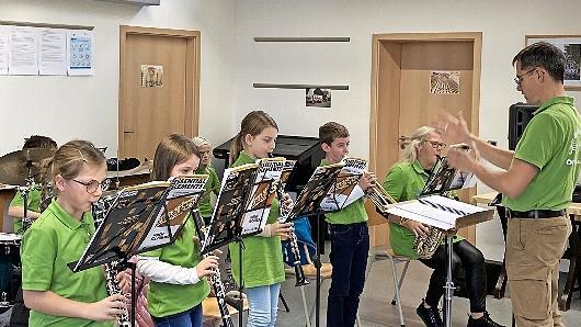 Unser Bild zeigt Constantin Freiberg mit den Nachwuchsmusikern im Musikerheim Hassenbach.       -  Unser Bild zeigt Constantin Freiberg mit den Nachwuchsmusikern im Musikerheim Hassenbach.