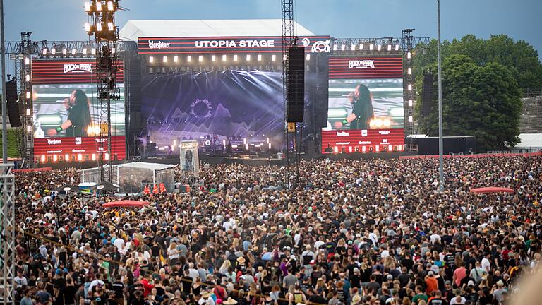 Riesige Bühne, Menschenmassen und perfekter Sound bis in die letzte Reihe: Rock im Park ist eines der ganz großen Festivals in Deutschland. Riesige Bühne, Menschenmassen und perfekter Sound bis in die letzte Reihe: Rock im Park ist eines der ganz großen Festivals in Deutschland.