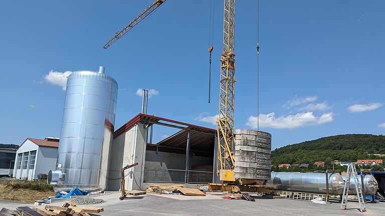 Größere Umbauten finden derzeit am Biomasse-Heizkraftwerk Oberelsbach statt. Dort wird unter anderem ein 50.000 Liter fassender Pufferspeicher installiert. Größere Umbauten finden derzeit am Biomasse-Heizkraftwerk Oberelsbach statt. Dort wird unter anderem ein 50.000 Liter fassender Pufferspeicher installiert. 