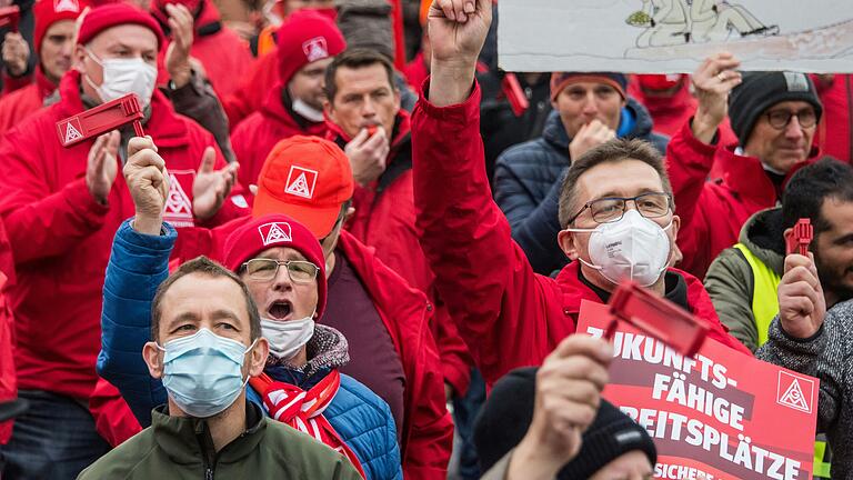 Die größte Gewerkschaft Unterfrankens hat zu einer Kundgebung am Donnerstag in Schweinfurt aufgerufen. Das Bild zeigt Beschäftigte bei einer IG Metall-Demo Ende 2021 an der Hahnenhügelbrücke in Schweinfurt.