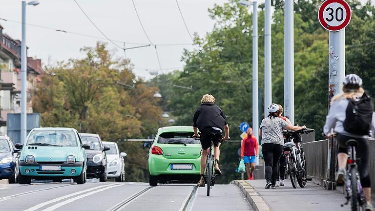 Mehr Sicherheit für den Radverkehr auf der Würzburger Löwenbrücke: Dafür will die Stadt mit einer eigenen Radspur sorgen. Der Vorschlag hat jetzt eine wichtige Hürde genommen.