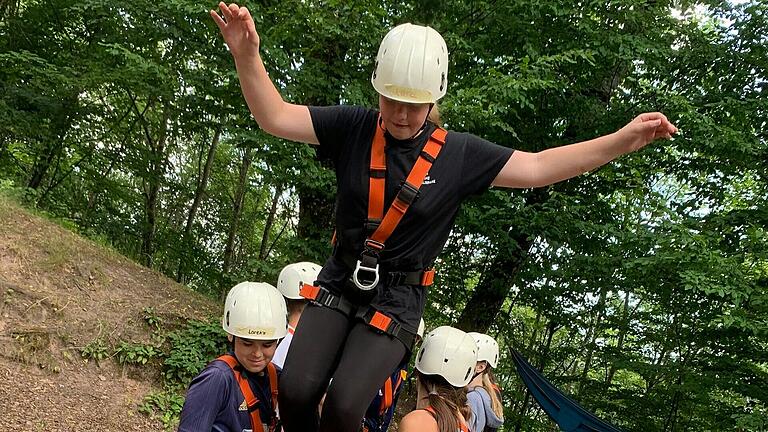 Einige Schülerinnen und Schüler der Klasse 8c bei einer Vertrauensübung im Hochseilgarten.