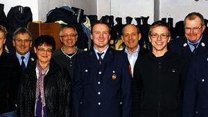 Angetreten: Die Feuerwehr und ihre Gäste (hintere Reihe von links) Kreisbrandmeister Stefan Strohmenger, Kreisbrandinspektor Georg Rumpel, Schriftführer Peter Köhler, Karlstadt Bürgermeister Paul Kruck, Vorsitzender Feuerwehrverein Peter Ehrenfels, zweiter Kommandant Christoph Ehrenfels. Vordere Reihe: Kreisbrandrat Manfred Brust, zweiter Vorsitzender Feuerwehrverein Simon Schrauth, Kassiererin Sabine Kübert, Kommandant Manuel Kübert, Jugendwart Simon Rösch sowie der ausgeschiedene zweite Kommandant Steffen Köhler.