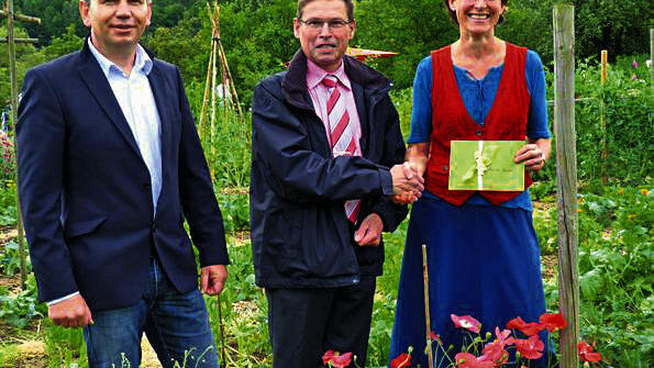 Tag der offenen Gartentür: Astrid Späth stellte am Sonntag in Sackenbach ihren Garten der Öffentlichkeit vor. Bei ihr fand auch die offizielle Eröffnung der Aktion im Landkreis im Beisein von Elmar Sulm (Mitte) vom Kreisvorstand der Gartenbauvereine, und Fachberater Hilmar Keller statt.