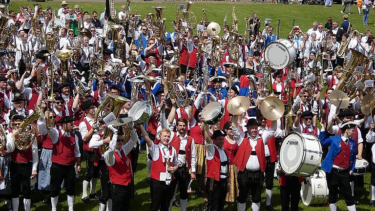 Die Instrumente hoch zum Musikergruß: Mehr als 800 Musikanten aus verschiedenen Vereinen kamen zum Kreismusikfest in Dankenfeld.