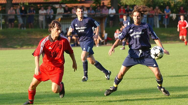 Fußball war Stefan Heblings Leidenschaft: 'Teilweise sechs Mal pro Woche stand ich auf dem Platz', sagt der Höchberger (im Bild rechts). Fußball war Stefan Heblings Leidenschaft: 'Teilweise sechs Mal pro Woche stand ich auf dem Platz', sagt der Höchberger (im Bild rechts).