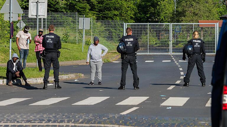 Präsenz zeigen, um die Situation zu beruhigen, nennt die Polizei ihr Vorgehen. Ein Sprecher rechnete am Nachmittag damit, dass sich der Einsatz bis in den Abend hineinziehen wird.