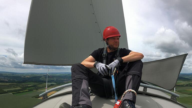 Arbeitsplatz mit Weitblick und Nervenkitzel: Christian Kröckel (Bild) und sein Kollege Ronny Schlichting reparieren Windkraftanlagen wie jene bei Sommerhausen.