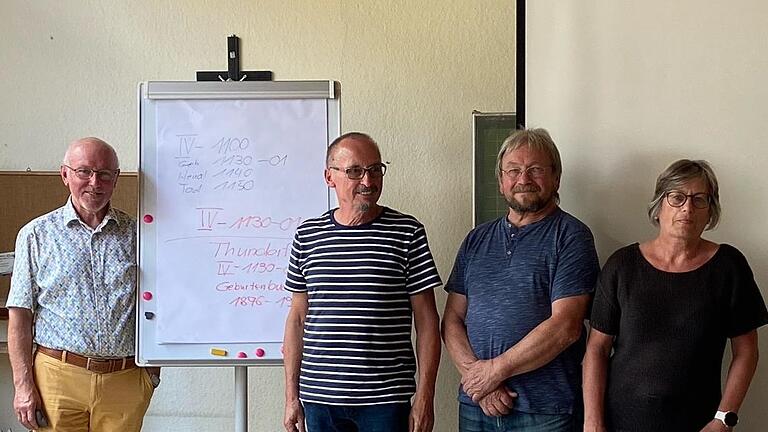 Bürgermeisterin Judith Dekant bedankte sich bei den drei neuen Archivpflegern für ihre Bereitschaft dieses Ehrenamt für die Gemeinde zu übernehmen. Foto: v.lks. Josef Iff, Walter Saal, Winfried Gessner, Ulrike Berninger  Foto: Philipp Bauernschubert       -  Bürgermeisterin Judith Dekant bedankte sich bei den drei neuen Archivpflegern für ihre Bereitschaft dieses Ehrenamt für die Gemeinde zu übernehmen. Foto: v.lks. Josef Iff, Walter Saal, Winfried Gessner, Ulrike Berninger  Foto: Philipp Bauernschubert