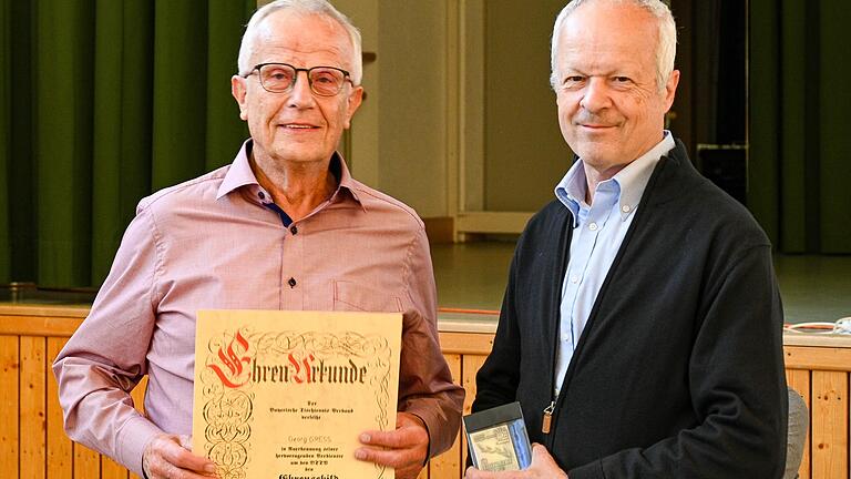 Mit dem Ehrenschild des Bayerischen Tischtennis-Verbands (BTTV) in Silber wurde Georg Gress (links) von BTTV-Vizepräsident Norbert Endres ausgezeichnet.