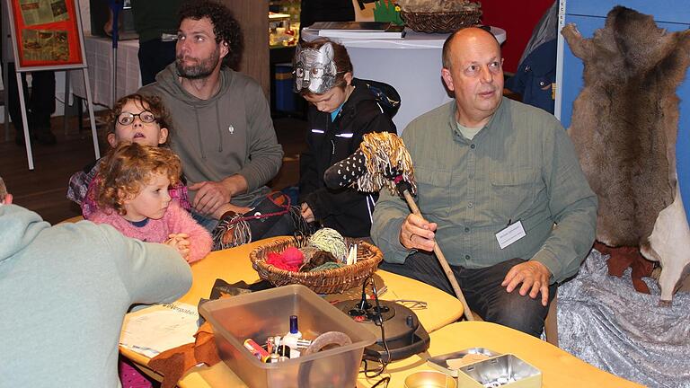 Ein Steckenpferd bastelten die Kleinen hier mit Michael Dohrmann vom Biosphärenreservat.