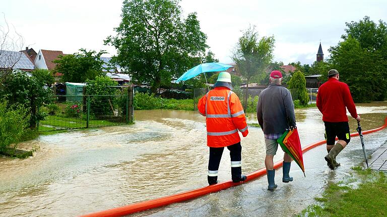 Hainert am 9. Juli 2021: Durch den Starkregen sorgte das Wasser, das vom Knetzberg in die Dörfer floss, in einigen Knetzgauer Ortsteilen für massive Überschwemmungen. Hainert am 9. Juli 2021: Durch den Starkregen sorgte das Wasser, das vom Knetzberg in die Dörfer floss, in einigen Knetzgauer Ortsteilen für massive Überschwemmungen.