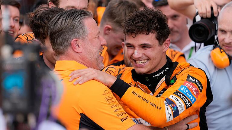 McLaren-Pilot Lando Norris (r) und Team-Boss Zak Brown       -  McLaren-Boss Zak Brown (l) war bislang gegen eine Teamorder zugunsten von Lando Norris.