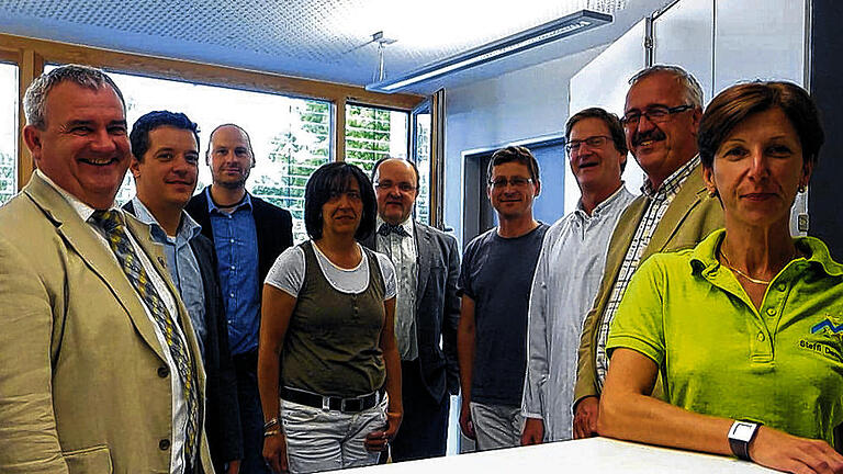 In Bereitschaft: Bei der Eröffnung der neuen Bereitschaftspraxis in der Main-Klinik Ochsenfurt von links: Bürgermeister Rainer Friedrich Geschäftsführer Christian Schell (Main-Klinik), Heiner Redeker (Main-Arzt), Sabine Mogel (Praxis Dr. Grillmeier), Geschäftsführer Alexander Schraml (Main-Klinik), Dr. Klaus Grillmeier, Dr. Joachim Stenzel (Ärztlicher Direktor Main-Klinik), Bürgermeister Bernhard Rhein (Gaukönigshofen), Steffi Dermühl (IT-beauftragte Main-Arzt).