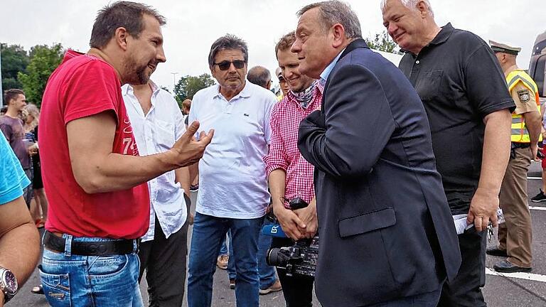 Stellvertretend für die Politik bekam CSU-Landtagsangeordneter Manfred Ländner (rechts vorne) den Frust der Hausener zu spüren.