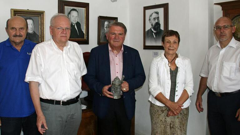 Gemeinsam haben sie das neue Bürgerzimmer im Huttenschloss gestaltet (von links): Ferdinand Heilgenthal, Konrad Götz, Gerhard Köhler, Lotte Bayer und Bürgermeister Jürgen Lippert.