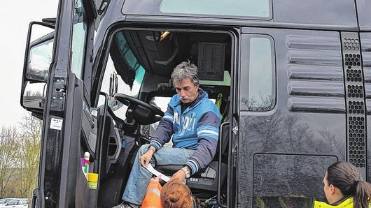 Die Polizistinnen Ramona Waigand (rechts) und Claudia Werner kontrollieren Lkw-Fahrer Thomas Marschner.