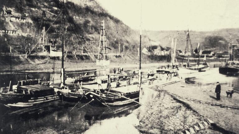 Schiffe 1905 im alten Hafen des Zementwerks. Zu erkennen sind die Holzständer der ersten Seilbahn. Schiffe 1905 im alten Hafen des Zementwerks. Zu erkennen sind die Holzständer der ersten Seilbahn.