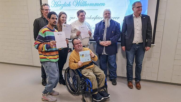 Gerhard Cäsar (Nordbayer. Musikbund), Freddy Calloway (Mosaik), Antje Arlt (musikalische Leitung Mosaik), Christian Schmitt (Mosaik), Manuel Seitz (Mosaik), Ralf Schuband (Kurator), Dieter Körber (Geschäftsführer Mainfränkische Werkstätten). Gerhard Cäsar (Nordbayer. Musikbund), Freddy Calloway (Mosaik), Antje Arlt (musikalische Leitung Mosaik), Christian Schmitt (Mosaik), Manuel Seitz (Mosaik), Ralf Schuband (Kurator), Dieter Körber (Geschäftsführer Mainfränkische Werkstätten).