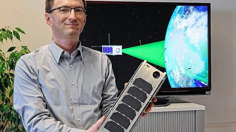 Hakan Kayal mit einem Modell das Nanosatelliten, der voraussichtlich 2019 in den Orbit geschickt werden soll.