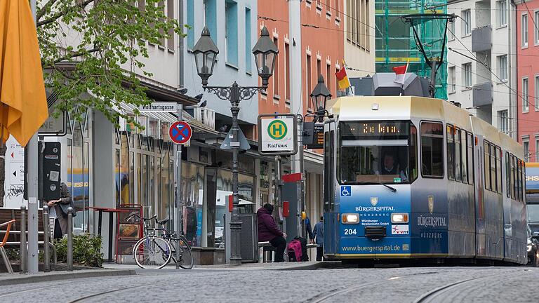 Werden Fahrkarten für die Bus und Straßenbahn teurer? Die geplante Preisanpassung sorgt für Kritik.