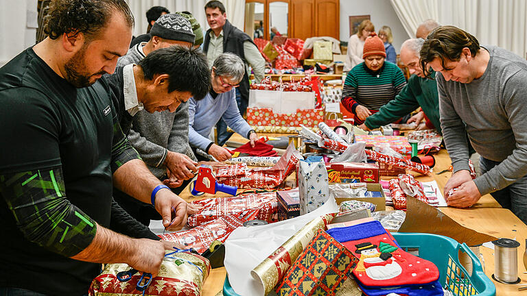 Vorbereitung aufs größte Weihnachtsfest in Unterfranken. Die Helfer von Sant'Egidio beim Päckchen schnüren.&nbsp;