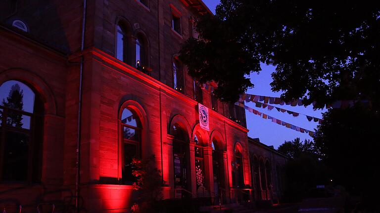 Auch der Schweinfurter Stattbahnhof erleuchtete im Zuge von 'Night of the Light' rot. Die Stadt hatte sich nicht an der bundesweiten Aktion beteiligt. Auch das kritisieren Vertreter der Freien Kultur.