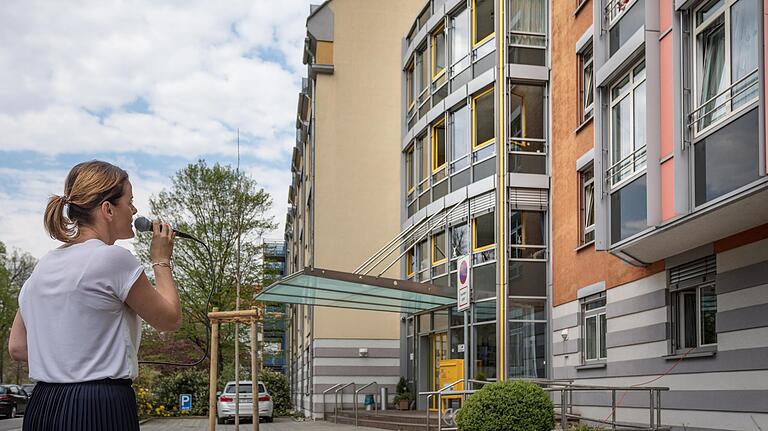 Beim Corona-Lockdown im Frühjahr durften keine Besucher in Altenheime kommen. Das Bild zeigt Simone Johann, die gemeinsam mit Auftrittspartner Stephan Grimaldi vor dem Würzburger Seniorenzentrums St. Thekla sang.