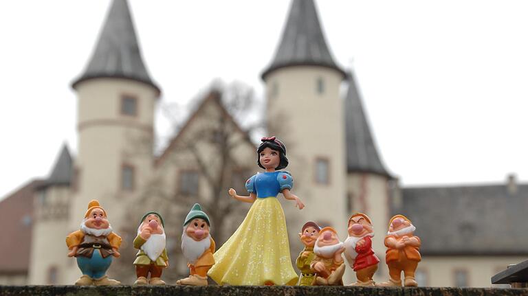 Schneewittchen und die sieben Zwerge: Die Märchenfigur ist was Wahrzeichen der Stadt Lohr. Das Bild zeigt Spielzeugfiguren vor dem Lohrer Schloss, in dem Schneewittchen der Legende nach einst gelebt haben soll. Schneewittchen und die sieben Zwerge: Die Märchenfigur ist was Wahrzeichen der Stadt Lohr. Das Bild zeigt Spielzeugfiguren vor dem Lohrer Schloss, in dem Schneewittchen der Legende nach einst gelebt haben soll.